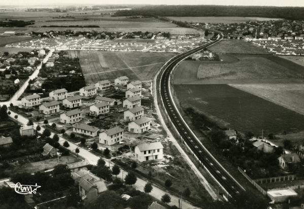 LES  CLAYES-sous-Bois (S.-et-O.) 363-18 A - Le home familial - Vue aérienne Désignation du bien, carte postale