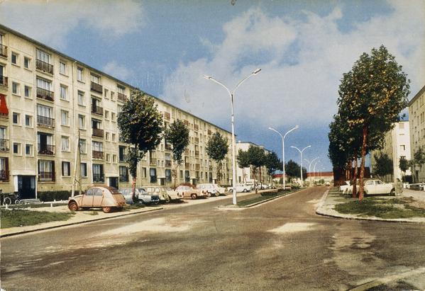 10.352 - TRAPPES - Cité Barbusse, carte postale